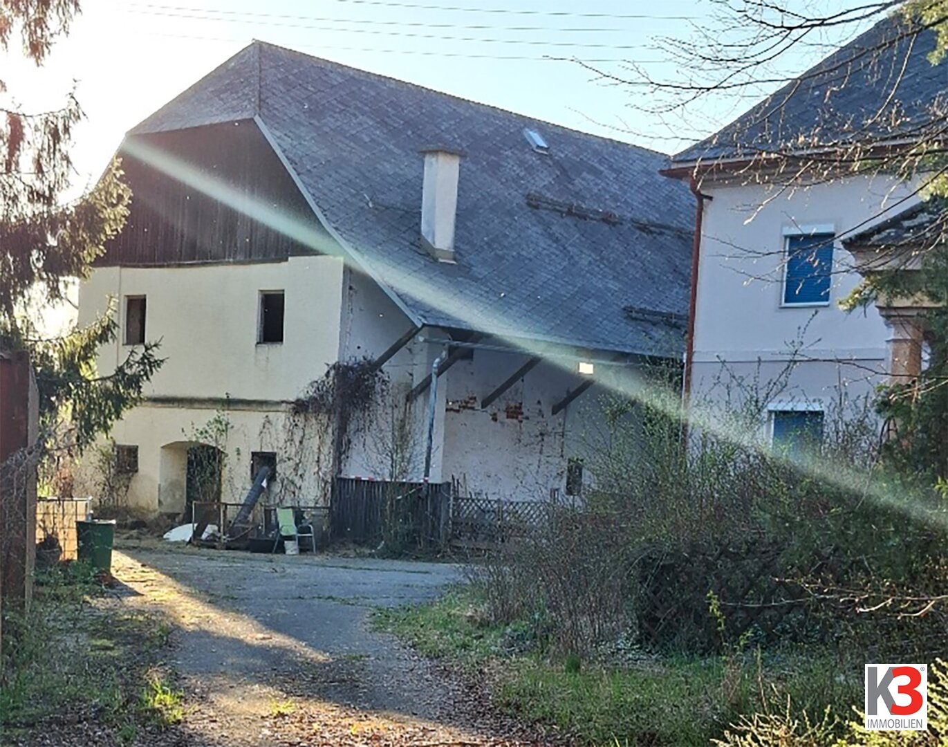 K3 - IDEALER BETRIEBSSTANDORT UND WOHNEN. Historischer Altbau und Nebenbgebädue. Grund 2,4 ha. Renovierungsbedarf.
