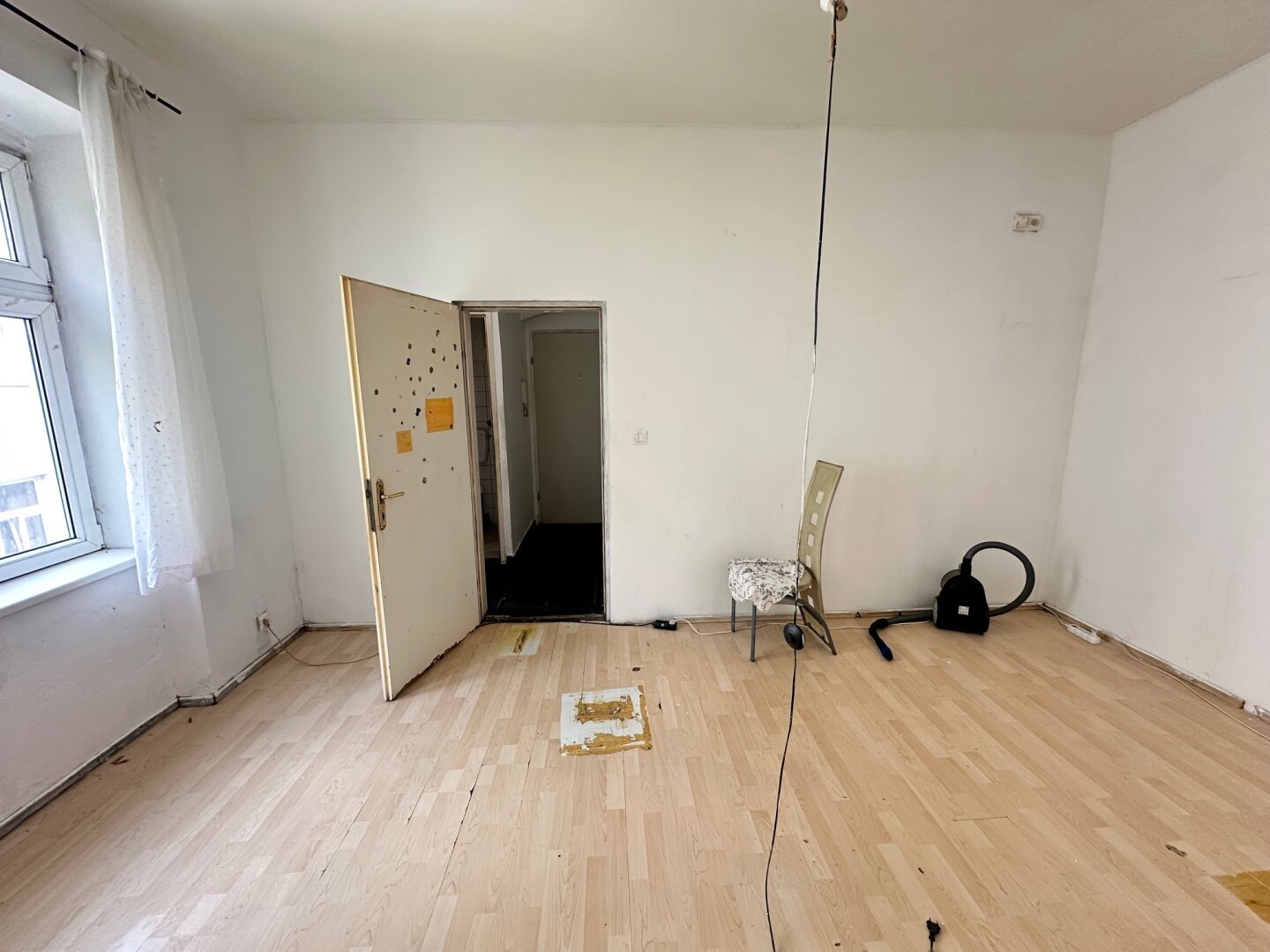 AUGARTEN - Kleine Wohnung mit Dusche/WC mit Sanierungsbedarf